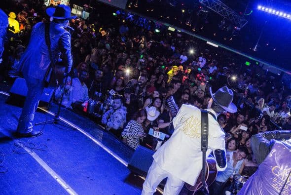 Cualquier escenario que pisaba Ariel Camacho y sus Plebes de Rancho era lugar para armar la fiesta musical al máximo.