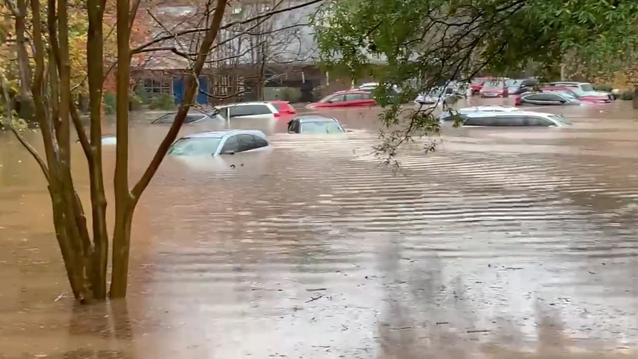 En Charlotte, los servicios de emergencias rescataron a más de 143 estudiantes debido a una inundación de gran magnitud en el 9500 de David Taylor Dr.
