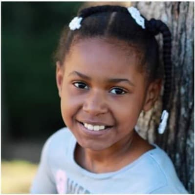 <h3 class="cms-H3-H3">Markiya Dickson</h3>
<br>
<br>Un tiroteo 
<b><a href="https://www.fbi.gov/wanted/seeking-info/markiya-dickson" target="_blank">terminó con la vida de esta niña de nueve años</a> </b>el pasado 26 de mayo de 2019 en Richmond, Virginia. 
<br>
<br>Aquel día, las autoridades acudieron a un llamado de emergencia en el que
<b> encontraron tres personas heridas, entre las que estaba Markiya Dickson</b>, quien fue la única que falleció. 
<br>
<br>La agencia dice que el tiroteo se suscitó en una zona donde 
<b>había individuos jugando bésibol y familias enteras comiendo al aire libre. </b>
<br>
<br>El FBI está ofreciendo 
<b>una recompensa de hasta 20,000 dólares</b> por información que conduzca al arresto y condena de las personas responsables del tiroteo que terminó con la vida de Markiya Dickson.
<br>