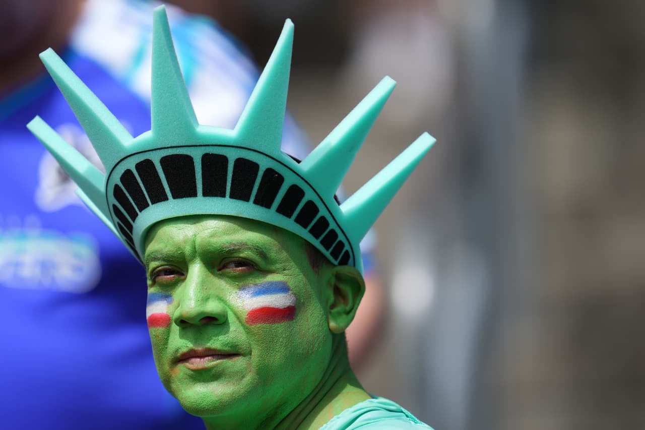 Un aficionado espera el inicio del partido del Grupo D de la Copa Mundial entre Estados Unidos y Australia en Seattle, el viernes 19 de junio de 2026.