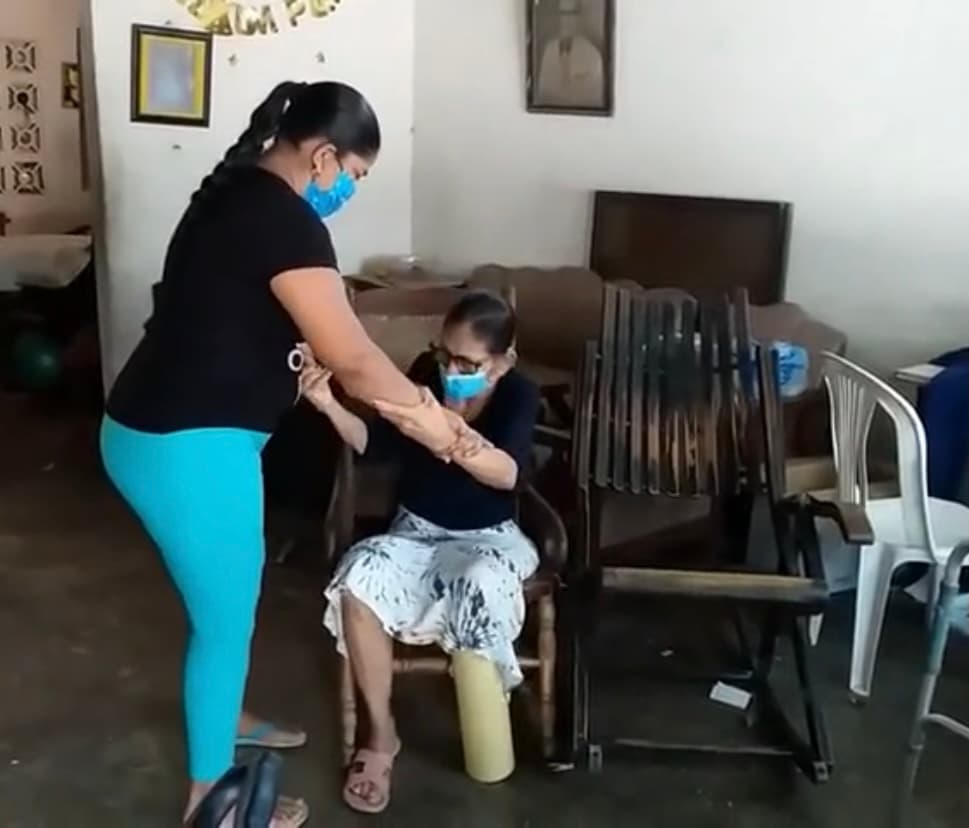 Así, Ruth perdió el pie y la mitad de su pierna. Desde entonces, la idea de contar con una buena prótesis se ha convertido en un sueño inalcanzable debido a que su 
<a href="https://www.univision.com/temas/trabajo">trabajo </a>como costurera 
<b>tan solo le da unos pocos pesos para poder mantener a su familia. </b>
<br>