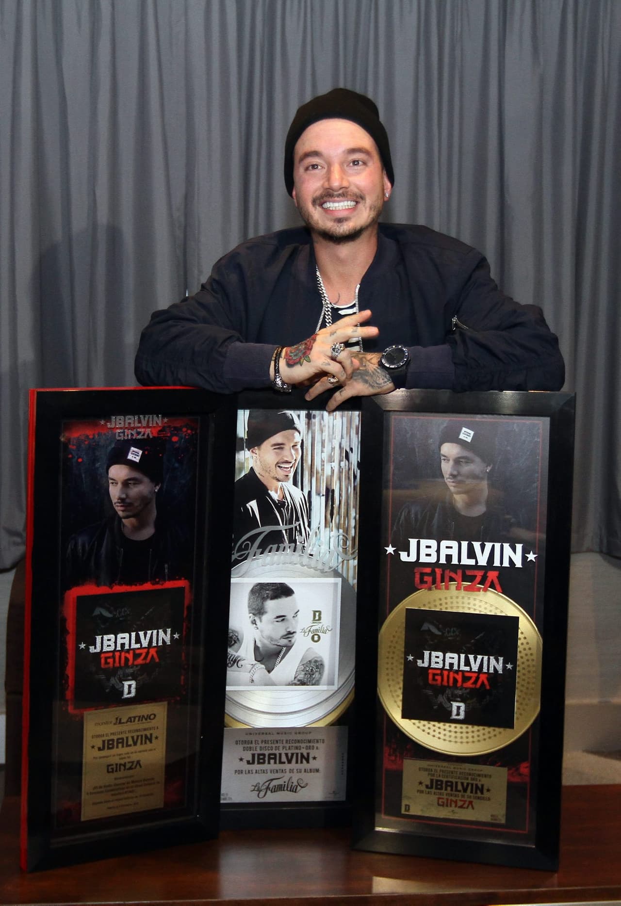 En México se llevó Doble disco de Platino y Oro por 'La Familia', Certificación Oro por 'Ginza' tras lograr 9 semanas consecutivas en primer lugar de la radio.
