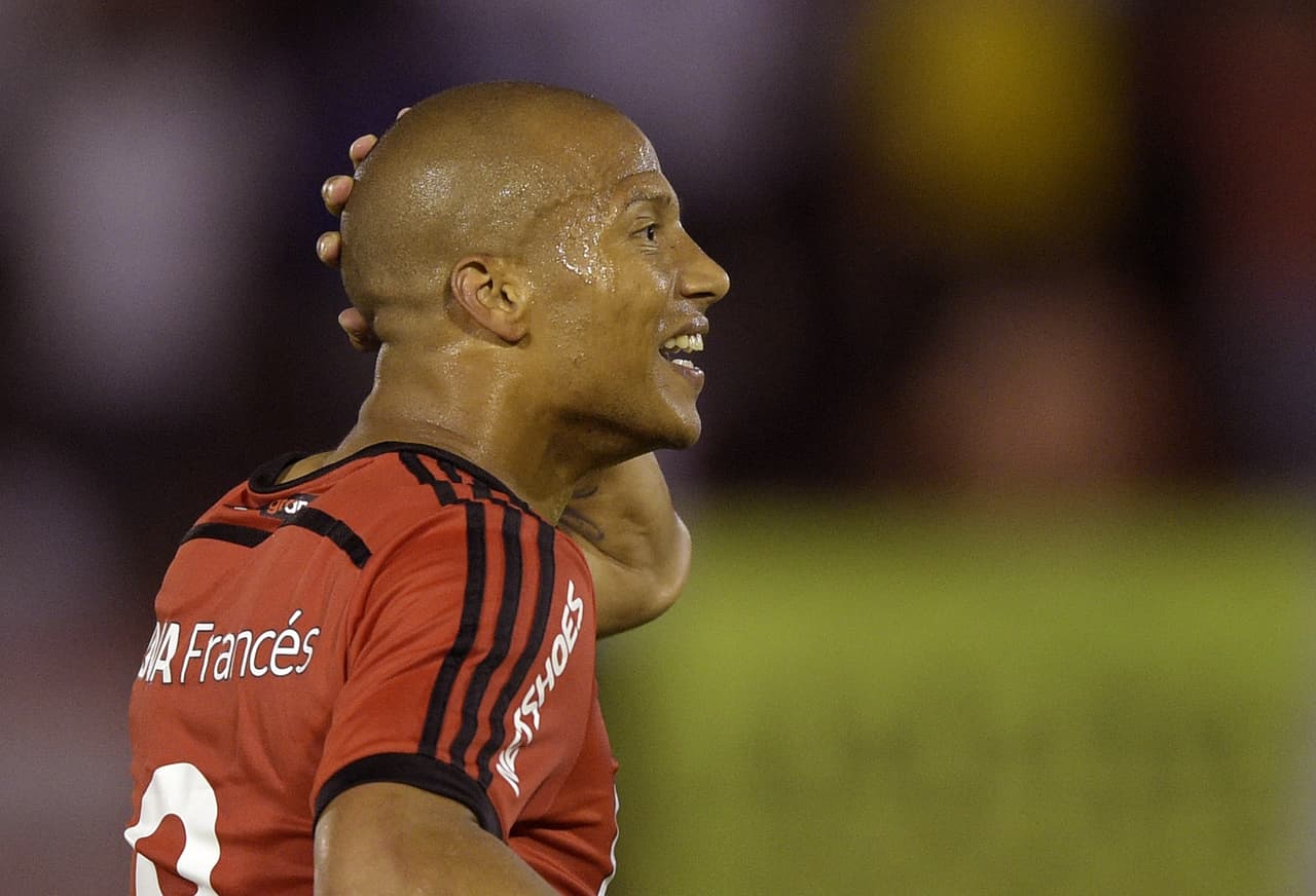 Carlos Sánchez, jugador de River Plate, agrede a un recogebalones 