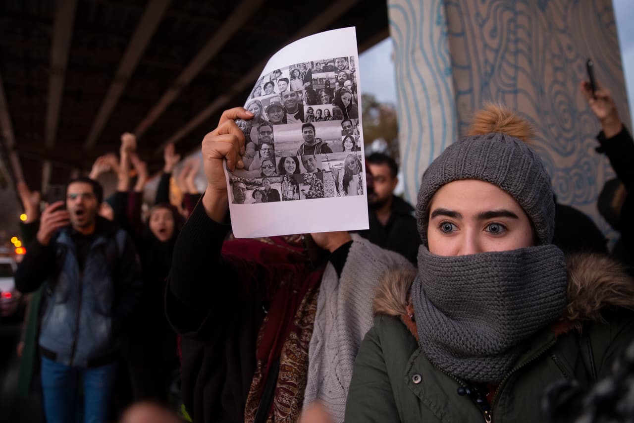 Los estudiantes corearon consignas denunciando a los "mentirosos" del gobierno y exigieron la renuncia y el enjuiciamiento de los responsables de derribar el avión y supuestamente encubrir la acción accidental.
<br>
<br>