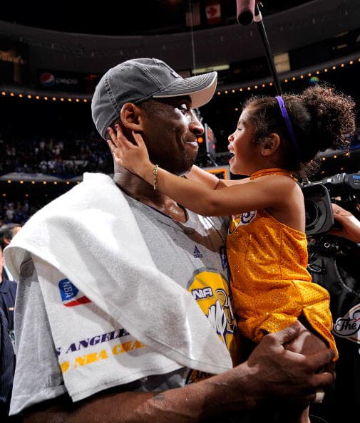 Kobe Bryant celebrando con su hija Gianna Bryatn el título de la NBA del año 2009 en Orlando, Florida.