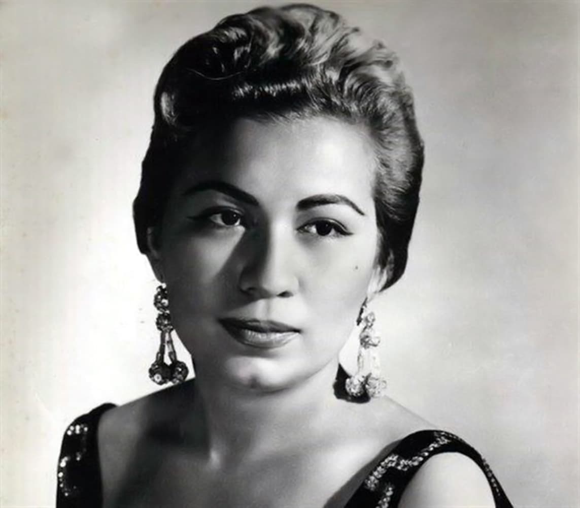 'Lola La Grande', como se le conocía, nació el 7 de marzo de 1932 en El Rosario, Sinaloa, y murió el 24 de marzo de 1996 en un hospital de Ciudad de México a consecuencia de una embolia pulmonar, según reportó en aquella fecha el diario español 
<b><a href="https://elpais.com/diario/1996/03/26/cultura/827794810_850215.html" target="_blank">El País.</a></b>