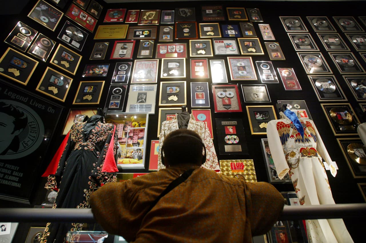 Un turista observa parte de la memorabilia que se conserva del cantante en la propiedad. Cuando murió su padre, Lisa Marie, entonces una niña, se estaba quedando en Graceland y recordaba que él le dio un beso de buenas noches antes de morir. No lo volvió a ver con vida.