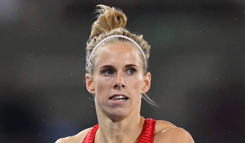 El chongo conocido como high bun, fue el elegido por Sara Slott para correr los 400 metros vallas. Utilizó una banda delgada para evitar que en caso de que algún pelo se soltara llegara a su cara. Tu puedes lograr fácilmente el estilo messy del peinado de la danesa ganadora de la medalla de plata.
<br>