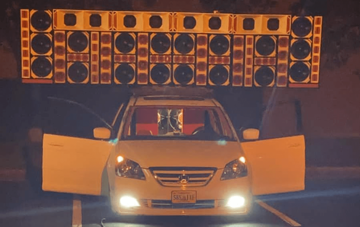 El dueño del proyecto Team Viruz explica que los ‘musicólogos de verdad’ respetan la ley: “Cuando pasan las 9 de la noche no tocamos en las calles. Si alguien trata de seguir la rumba después de esa hora en una calle residencial, encuentra problemas”.