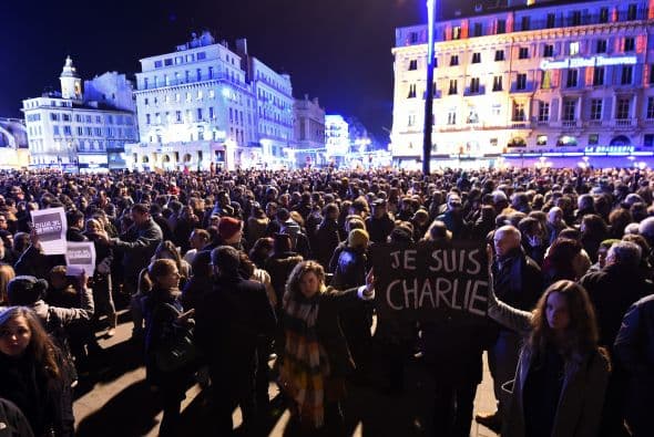 Pancartas de apoyo a 'Charlie Hebdo' durante una concentración en Niza.