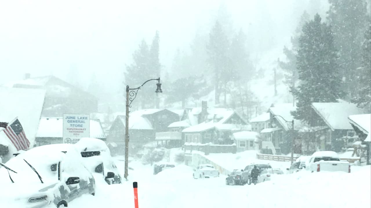Estas son las carreteras afectadas por la tormenta de lluvia y nieve que cae sobre California