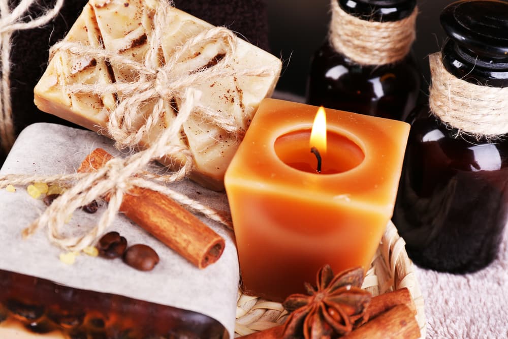 Una vela color ámbar, ramitas de canelas dispuestas en platitos con arreglos florales de hojas y pétalos de otoño, así como una copita de vino rosado espumoso bien frío para junto a tu pareja, amigo o simplemente solo o sola leyendo o escuchando música, disfrutar del momento.