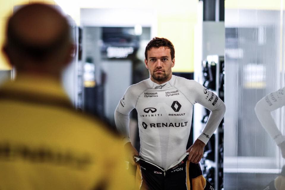 Otro piloto cuyo padre compitió en la Fórmula 1 es Jolyon Palmer: llegó a la categoría este año como campeón de la GP2 Series, la gran escuela de la máxima. Corrió 17 carreras en 2016, su mejor resultado fue un décimo lugar (sumó así su primer punto) en el Gran Premio de Malasia.