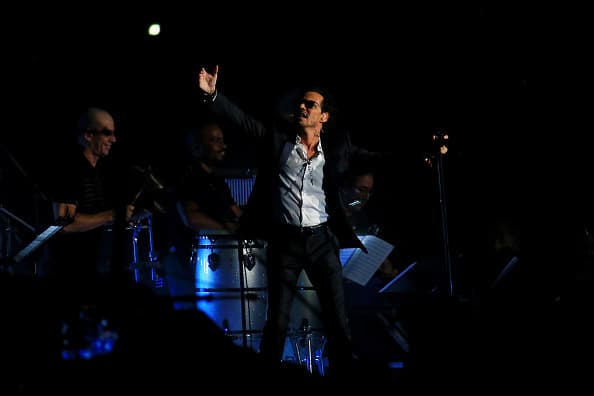 El tema 'Vivir mi vida' fue el último que interpretó, donde cambió una estrofa para decir: "Mi gente la vida es una".