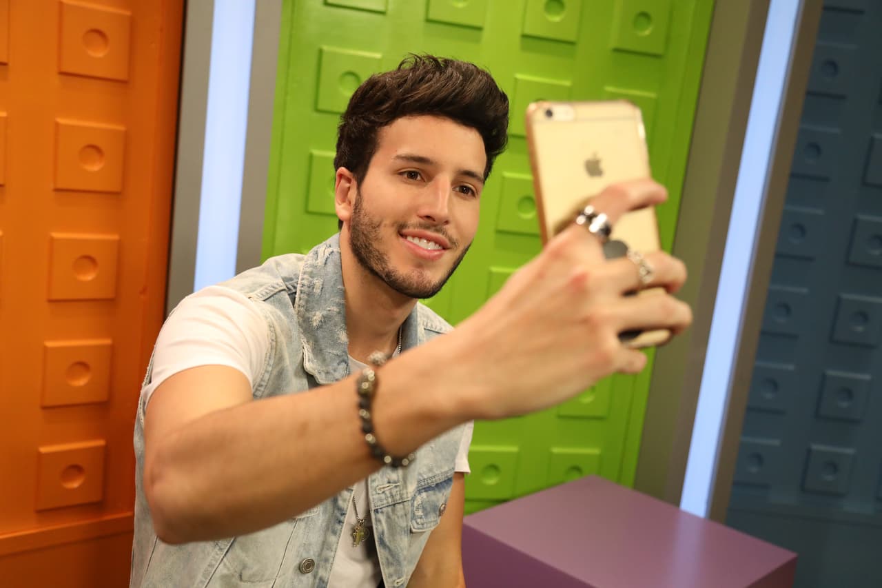 Sebastián Yatra aprovechó y se tomó la 'selfie' para la sección de #IStandUpFor.