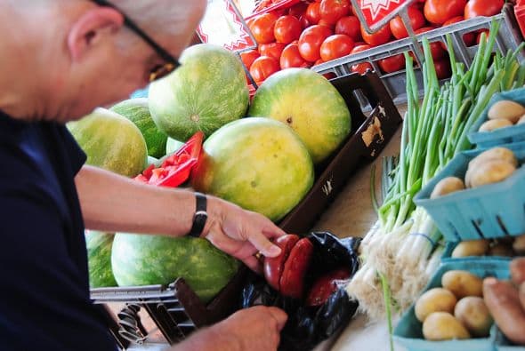 Según indica una investigación de los Centros para el Control y la Prevención de Enfermedades (CDC), también son pocos los adultos que ingieren las porciones recomendadas de verduras.