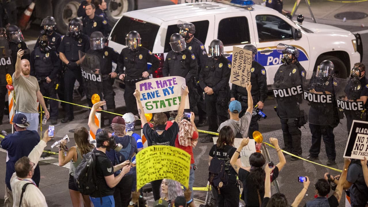 ACLU demanda por la ley de Arizona que no permite grabar a los policías a menos de 8 pies