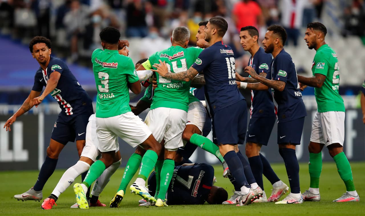 PSG ganaba por la mínima St Etienne por la Copa de Francia. Perrin entró fuerte sobre el pie derecho del francés cuando PSG se lanzaba al ataque. Se armaba la bronca en el terreno de juego y Perrin salió expulsado (31’). Kylian fue atendido dentro de la cancha y tuvo que dejar el partido entre lágrimas. Medios franceses afirman que Mbappé sufrió un esguince en su tobillo derecho.