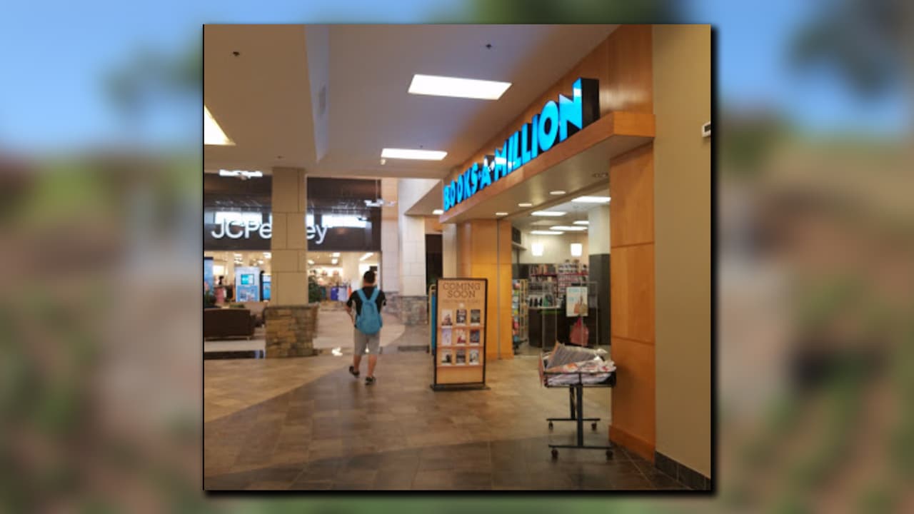 JCPenney del Lakeshore Mall, 150 Pearl Nix Pkwy, Gainesville.