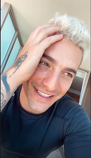 Regresó a su imagen de 'pretty boy' mostrando su rostro rasurado y reconoce que se ve distinto: "Y sí, me siento muy raro sin barba, ¿les gusta?", expresó a través de sus historias en Instagram.
