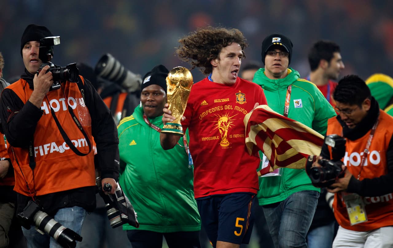 Carles Puyol, participó en tres Mundiales (2002, 2006 y 2010), dos Eurocopas (2004 y 2008) y una Copa Confederaciones (2009) con la Selección Española. Entre sus títulos más importantes, sin duda, se encuentra la conquista de la Euro 2008 y el Mundial 2010 con La Furia Roja. Además, de 21 títulos con el Barcelona donde se resaltan tres títulos de UEFA Champions League.