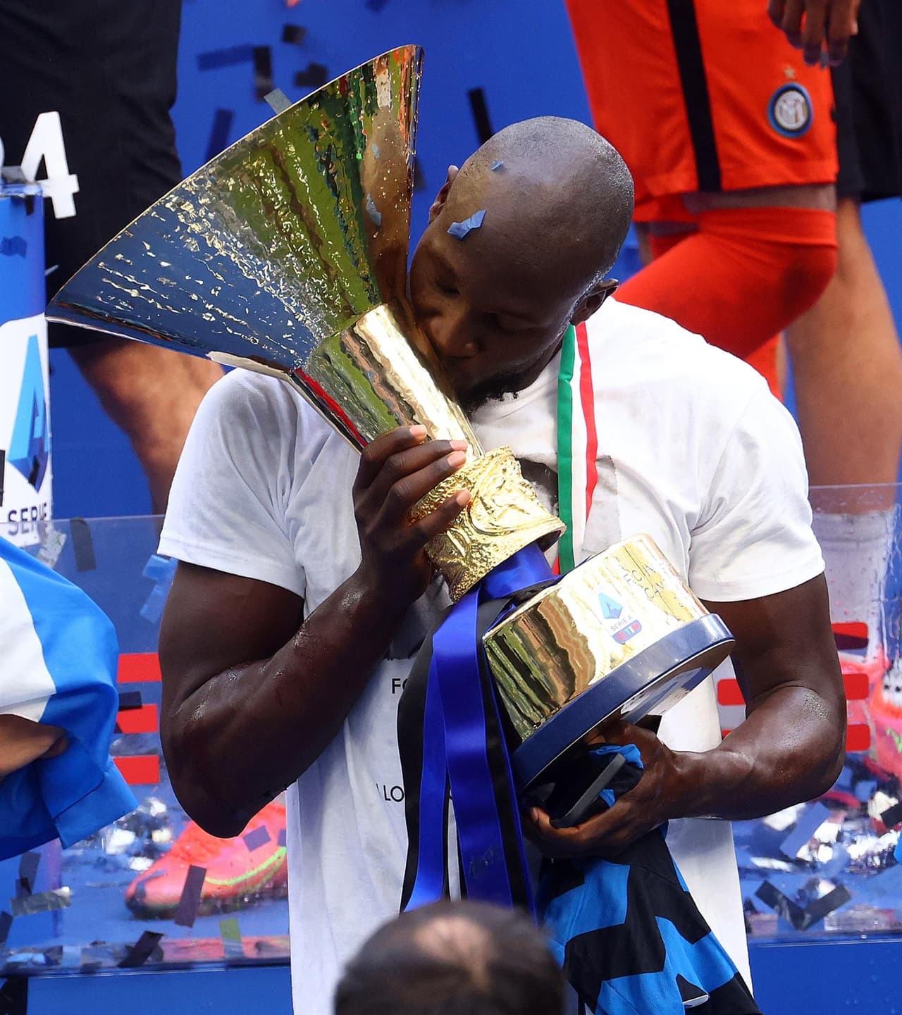 Inter goleó al Udinese 5-1 y se corona campeón de la Serie A El equipo celebró su Scudetto en su casa y con sus aficionados.Young, Eriksen, Lautaro, Périsic y Lukaku firmaron la paliza. Roberto Pereyra marcó el único tanto para los visitantes.