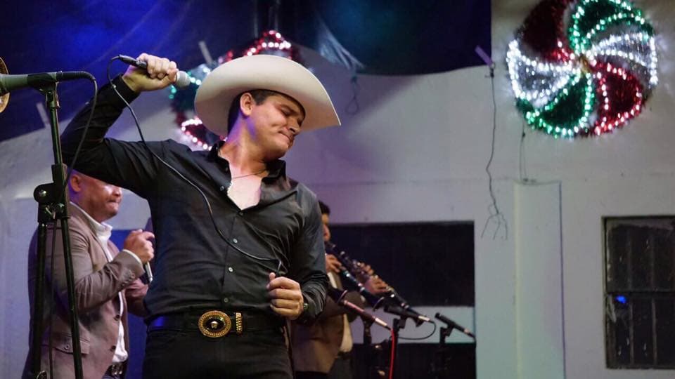 La canción es interpretada por el mismo Palencia, a pesar de que varias bandas y cantantes de regional mexicano le pedían el tema para incluirlo en sus respectivos álbumes.