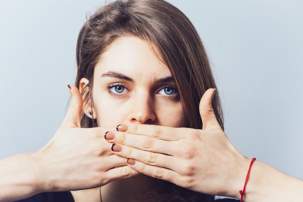 <b>Las dudas de Sagitario</b>
<br>
<b>Las interpretaciones</b>
<br>Eres un signo muy directo, espontáneo y sincero y tus dudas más bien se refieren a lo que has dicho, o hecho, y no lo que piensas hacer. Muchas veces habría sido mejor callar, y esperar antes de soltar la lengua. Esa duda es saludable porque te evitará muchos problemas. No implica que no seas sincero o falso, sino prudente. Si dudas ¡mejor no abras la boca!