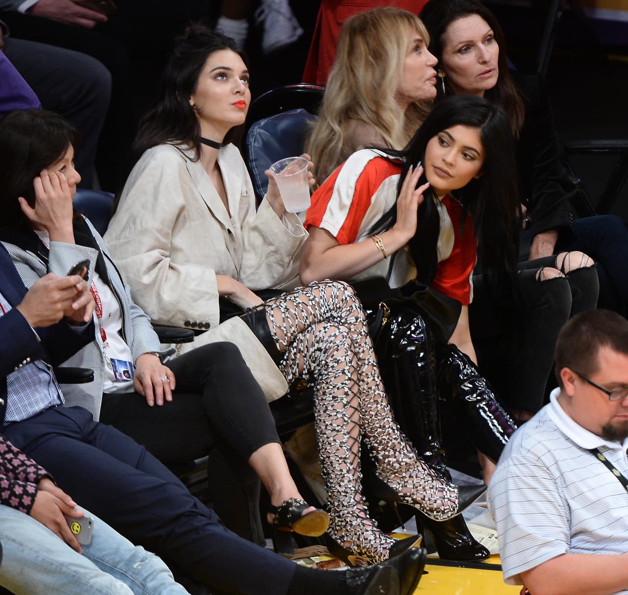 Kylie también se la pasó volteando a todos lados. ¿Buscando conocidos o cámaras?