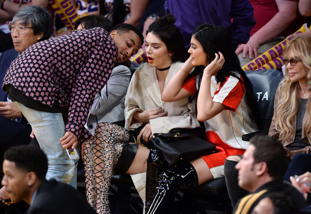 Las dos hermanas disfrutaron de un juego de basketball.