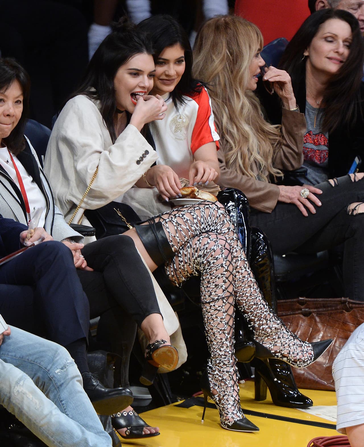 Disfrutando de unos nachos.