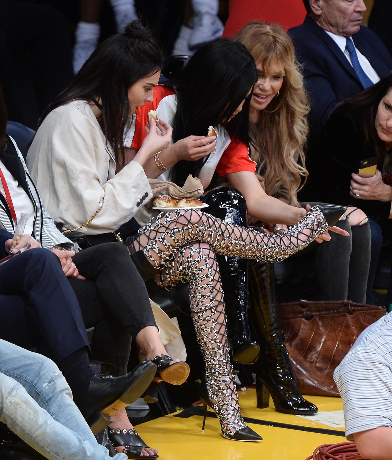 ¿No se le habrá atorado alguno en las botas a Kendall?