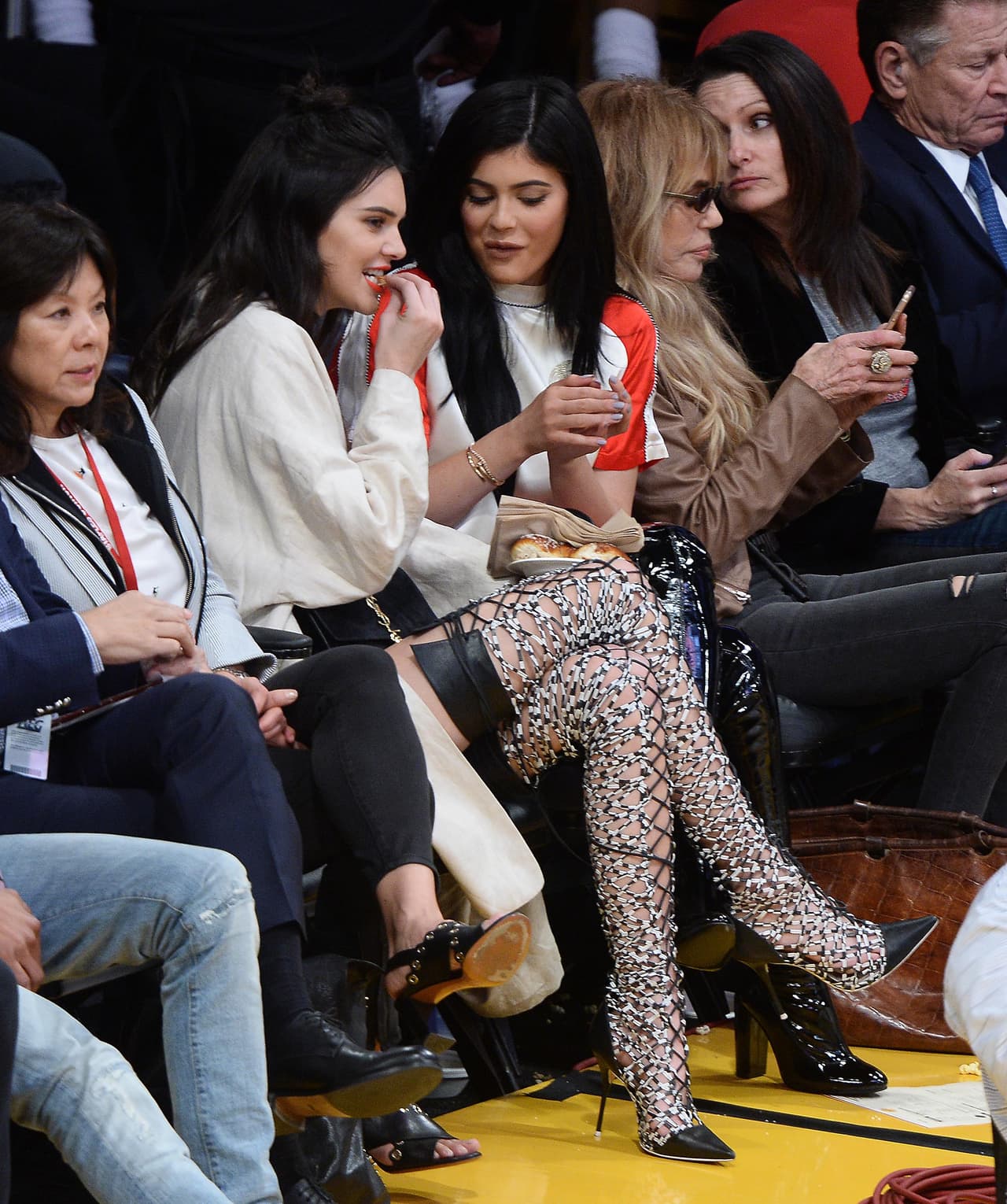 Mira nada más lo que se puso Kendall. ¡Qué loco!