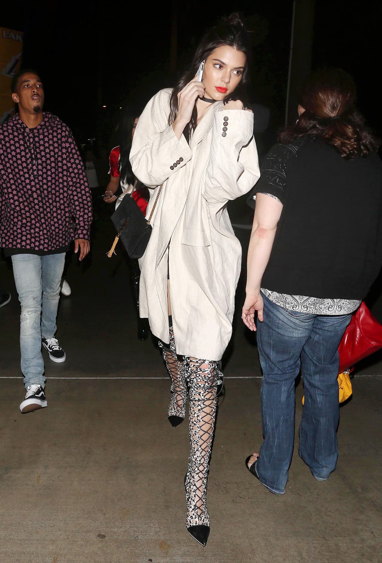 A las afueras del Staples Center.