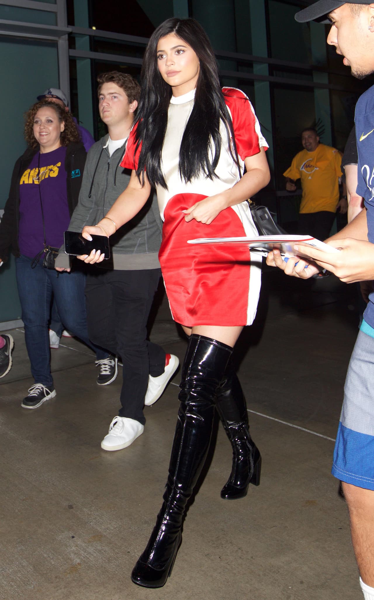 Un fan quiso un autógrafo, pero Kylie se lo negó.