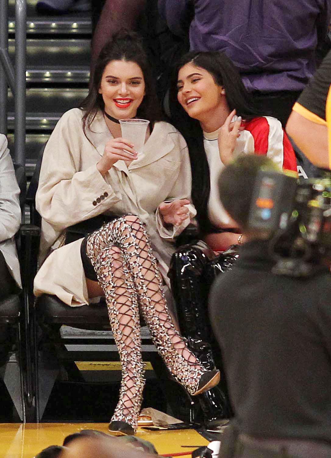 Las dos chicas estuvieron en primera fila en el Staples Center.