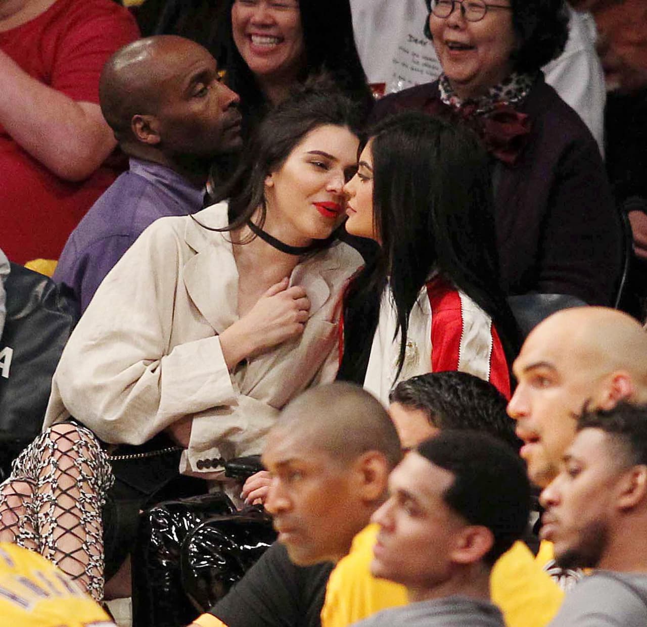 ¿Contándole un secretito?