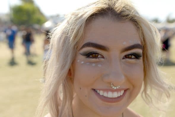 El maquillaje sigue siendo cargado en los ojos y cejas, pero por lo demás prevalece lo natural, para no faltar al 'style' del "peace and love".