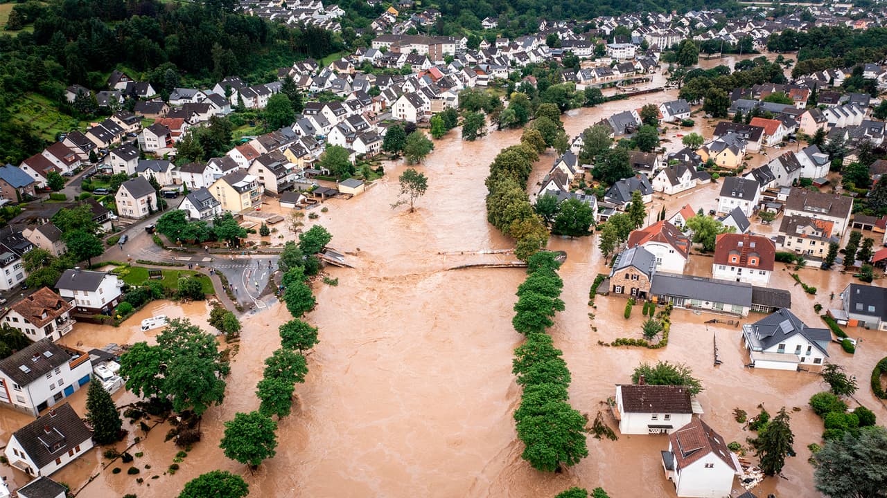 <b>Antes de una inundación</b>
<br>- Descubre cuál es el riesgo de inundación en el área donde vives.
<br>- Evita construir en una zona propensa a inundaciones.
<br>- Eleva el aire acondicionado, el calentador de agua y el panel eléctrico.
<br>- Adquiere un seguro contra inundaciones para casa o negocio.
<br>- Conoce o traza rutas de evacuación, y ubica los albergues cercanos.