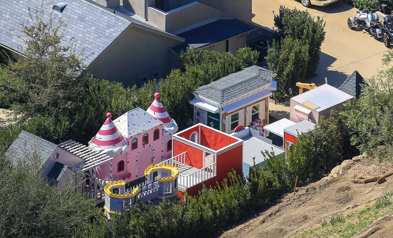 También 
<b><a href="https://www.univision.com/local/los-angeles-kmex/mas-de-100-impresionantes-esculturas-de-lego-que-tienes-que-ver-en-los-angeles-fotos">hay un castillo de Lego</a></b> para que sus hijos pasen momentos inolvidables mientras juegan en ese espacio creado para ellos.