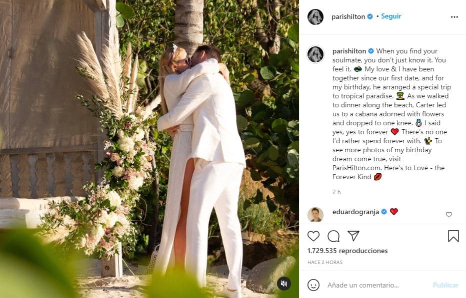 En su cuenta de Instagram, Paris publicó un par de imágenes de su pedida en matrimonio: "Mientras caminábamos por la playa e íbamos rumbo a la cena, Carter me llevó a una cabaña adornada con flores y se dejó caer sobre una rodilla. Dije que sí", escribió.