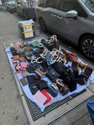 <b>En el cruce de la calle 49 Oeste y la séptima avenida</b> donde se decomisaron bolsas apócrifas.
<br>