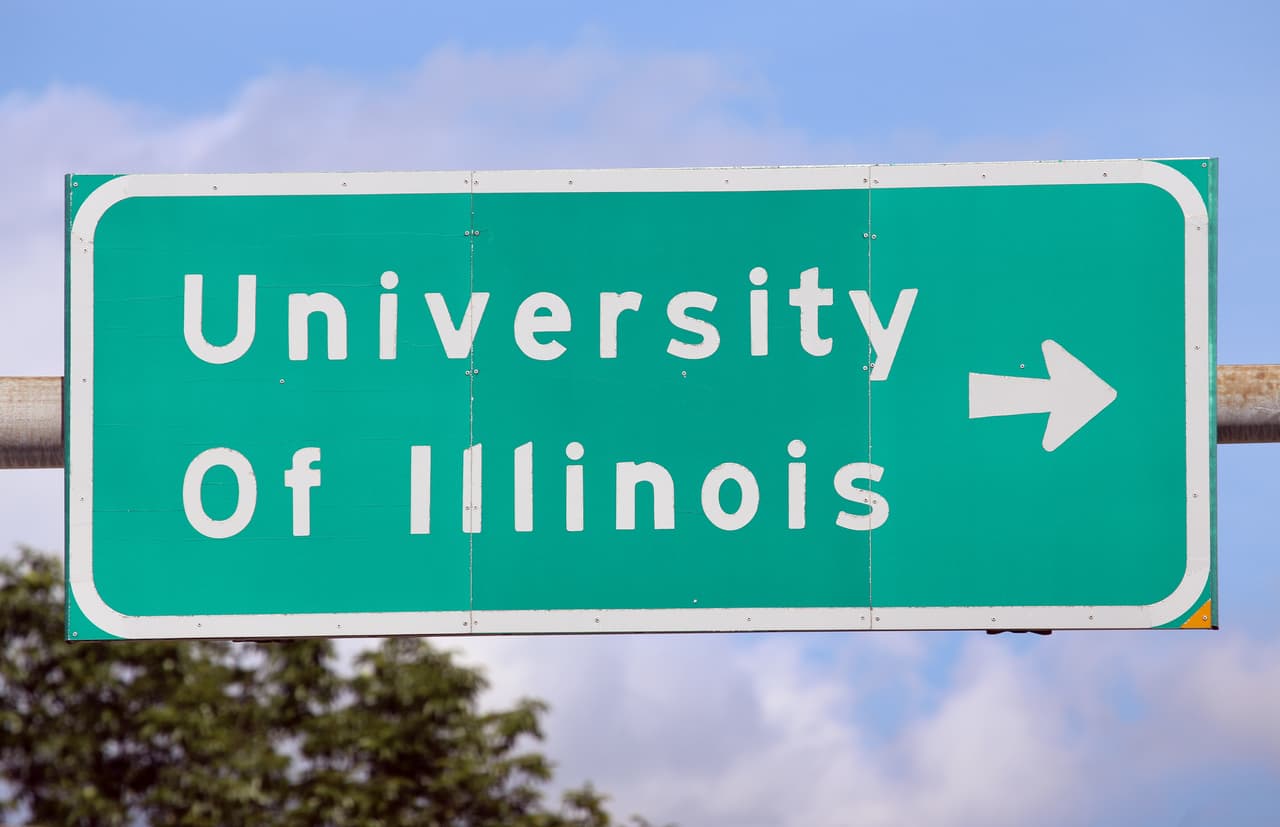 A pesar de las cartas enviadas por estudiantes y profesores, la Universidad de Illinois en Urbana aseguró que no se autodenominaba 'campus santuario' porque
<b><a href="http://www.news-gazette.com/news/local/2016-12-06/ui-administrators-say-no-becoming-sanctuary-campus.html"> "el concepto no está bien detallado y puede poner en peligro nuestra institución"</a>.</b>
<br>
<br>Univision Noticias obtuvo la declaración de los líderes universitarios que asegura: "Continuaremos haciendo todo lo posible dentro de la ley para 
<b>tranquilizar, apoyar y proteger a nuestros estudiantes</b>. Seamos claros ... eso incluye a nuestros estudiantes indocumentados y su estatus".
<br>
<br>