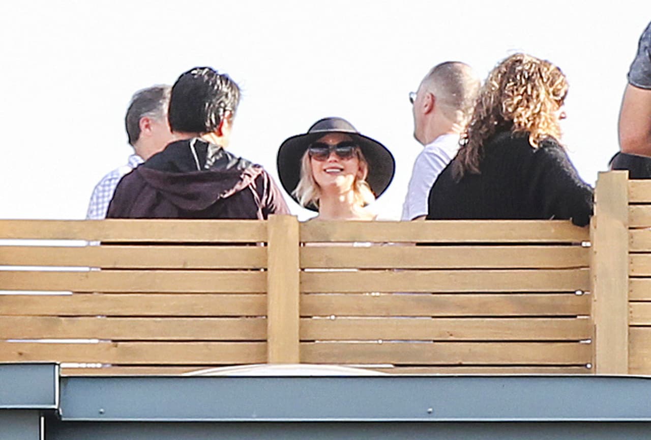 Con un cómodo sombrero y un vestido veraniego, Jennifer recibió a sus invitados.