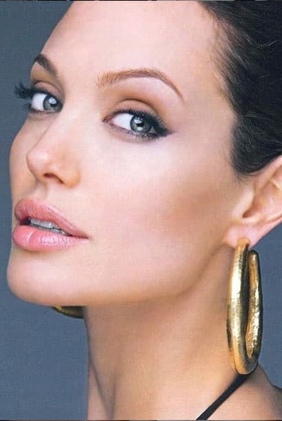 Miren detalladamente el rostro de Angelina Jolie.
