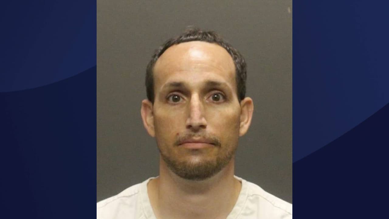 Henderson, de 31 años, se declaró culpable de un cargo por traficar con objetos robados, además de conspirar para robar, explicó la Oficina del Fiscal General de Arizona mediante un comunicado de prensa enviado a Univision Arizona. Será sentenciado el próximo 30 de marzo en la corte superior del Condado Pima, y enfrenta un mínimo de 5 años en prisión.