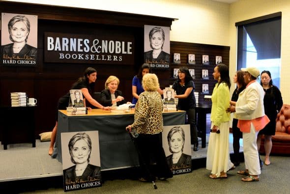 BARNES & NOBLE. La tendencia actual es ver cada vez menos libros impresos en papel, así que Barnes & Noble apostó por su lector Nook, que sin embargo, tiene un desempeño pobre comparado con el Kindle de Amazon.