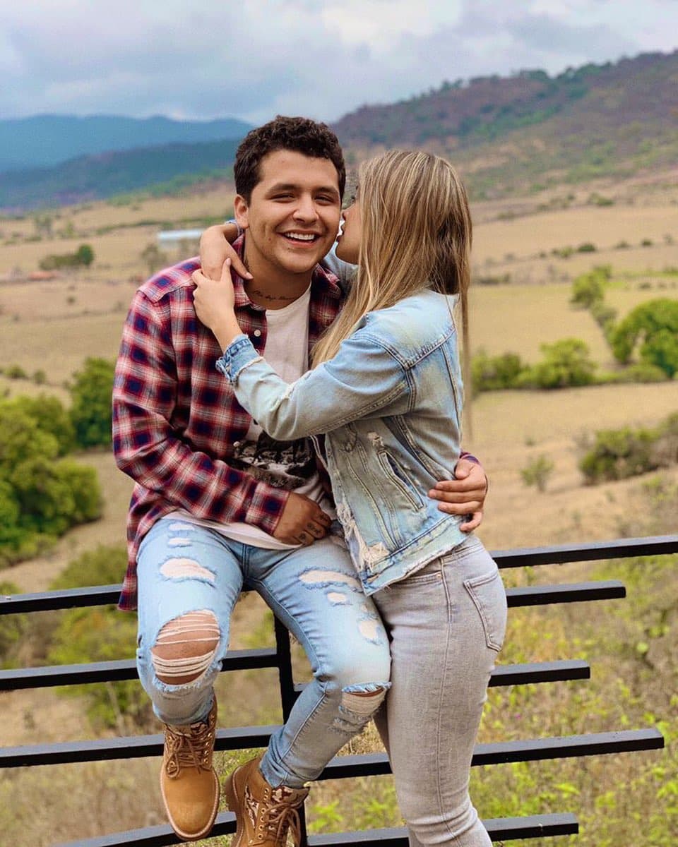 "
<b>Tengo derecho a ver personas (a las) que amo</b> y me hacen feliz", dice el aparente mensaje del intérprete de 'Adiós amor', "dejen de armar historias que no tienen nada qué ver con nuestra ruptura".
<br>