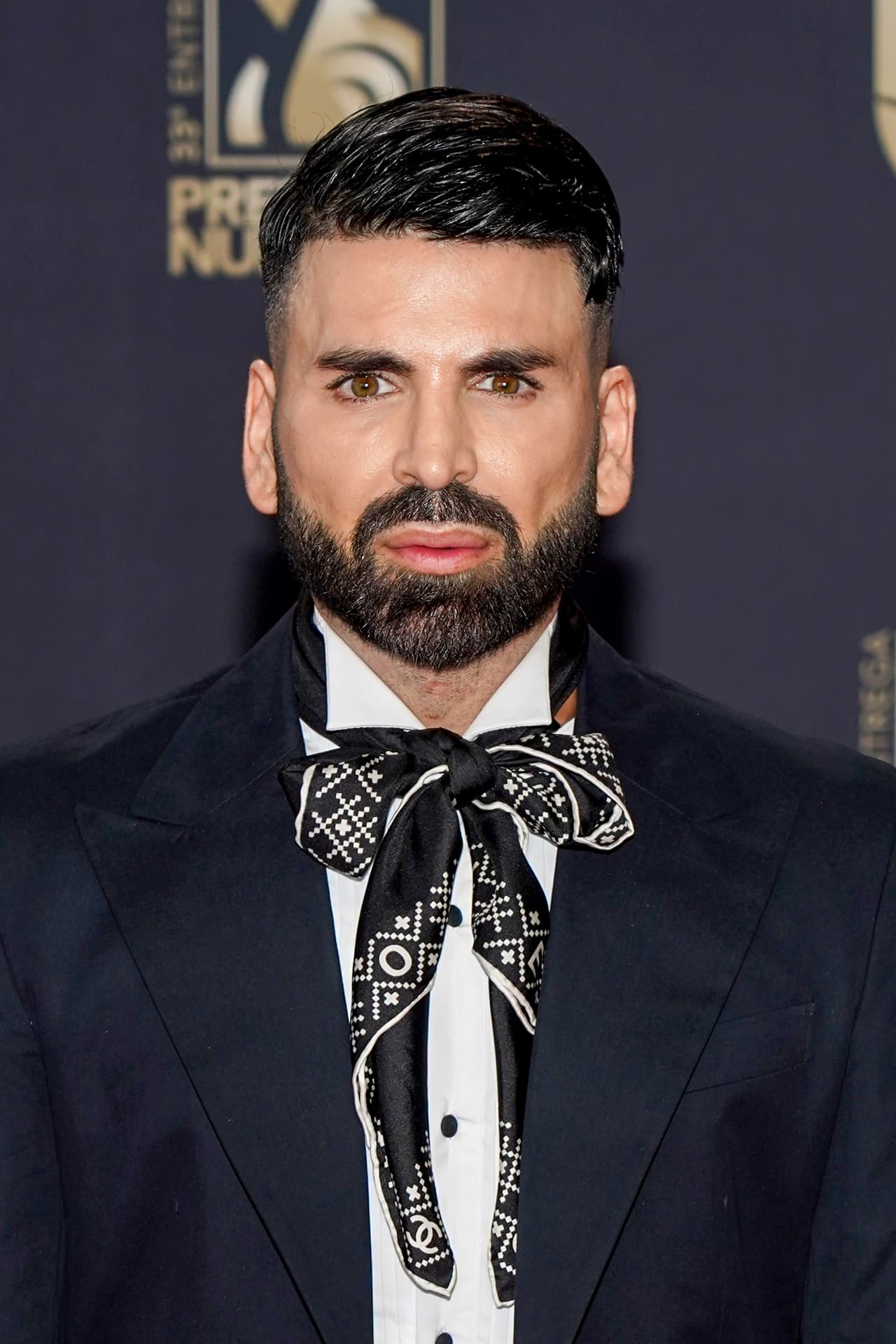 El experto en moda de Univision, Jomari Goyso, utilizó un traje diseñado por el dominicano Martín Polanco, usó su cuenta de Instagram para también agradecerle a Chanel, por el detalle que agregó a su vestuario.