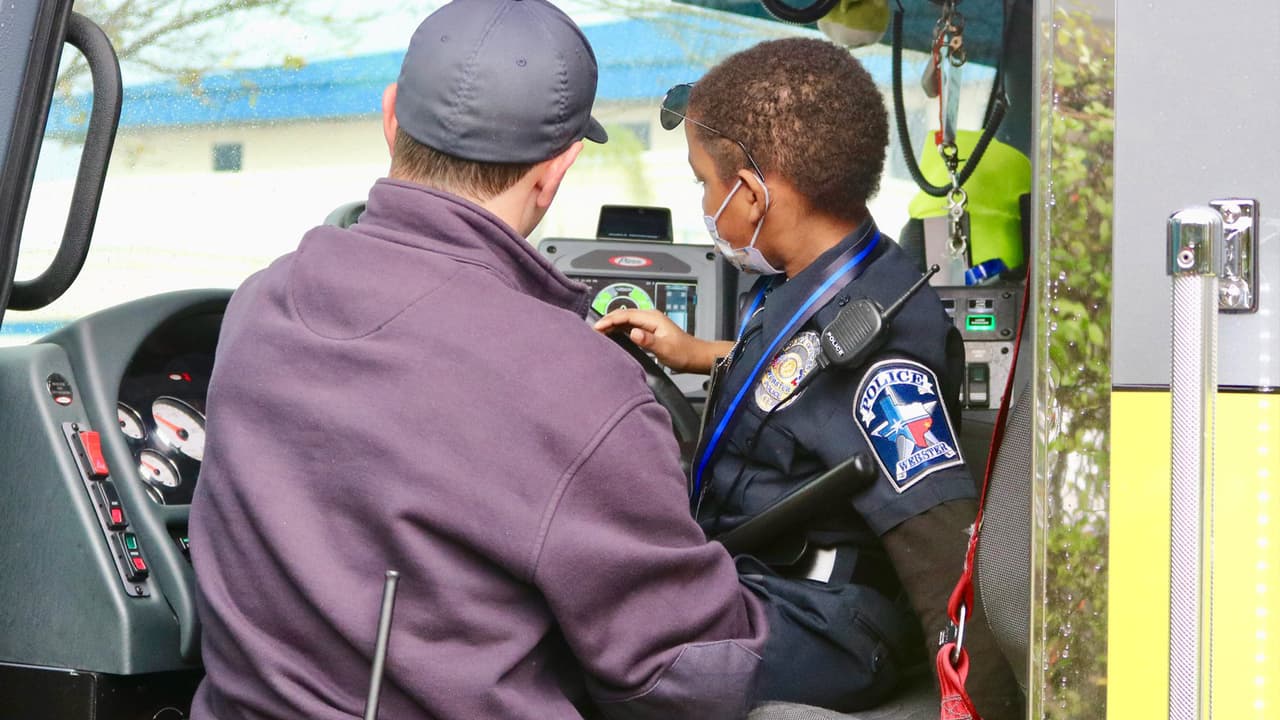 También conoció el manejo del equipo de los camiones de los bomberos